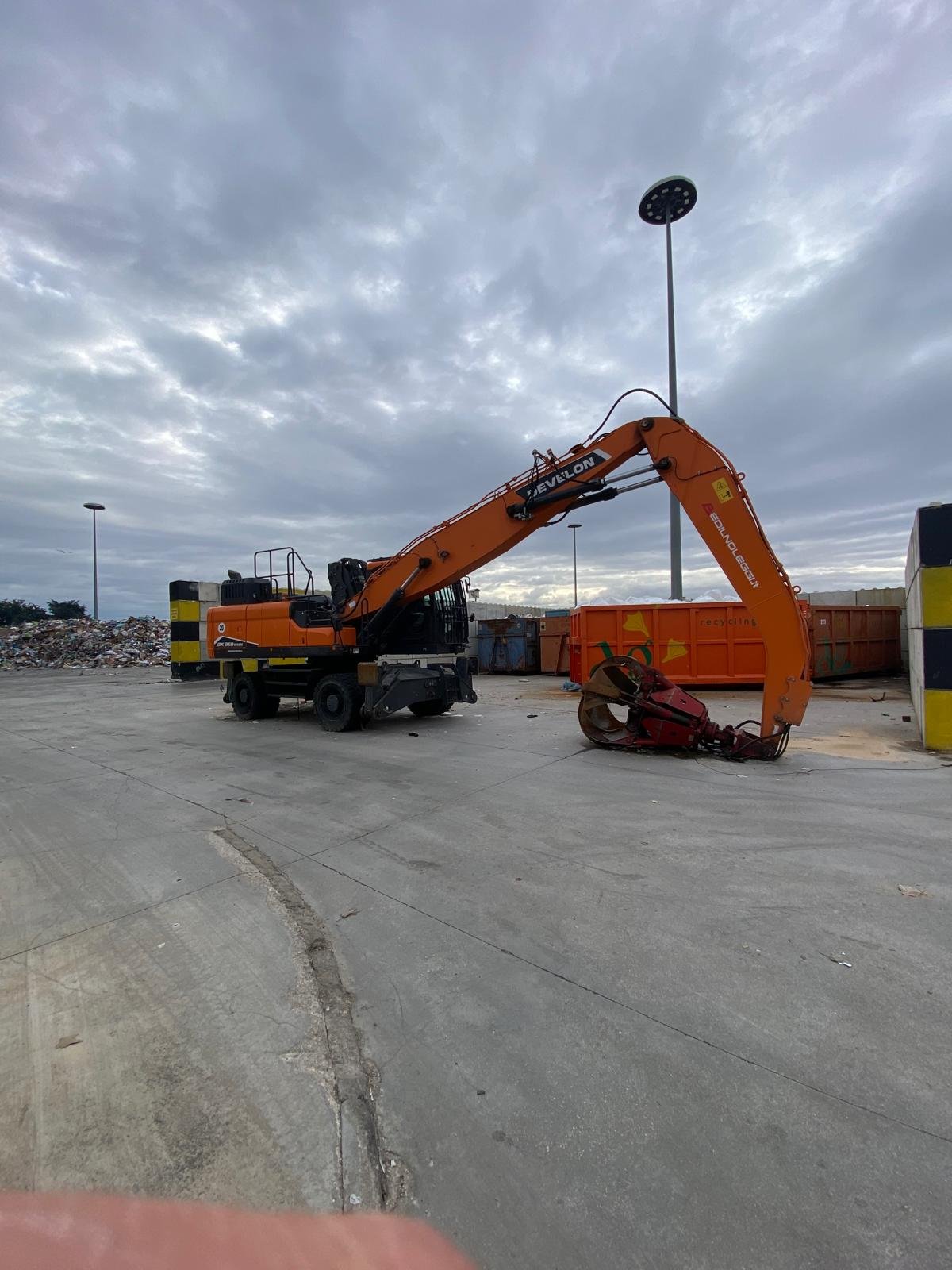 Movimentatore Develon DX250WMH-7 con benna a polipo